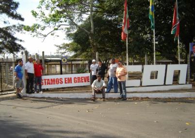 Adesão de 100% nas três empresas no primeiro dia de greve